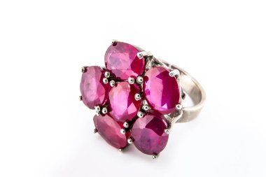 Gümüş elmas yüzük izole edilmiş beyaz arka plan. Gümüş mücevher yüzüğü.