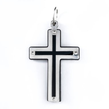 Çapraz elmas kolye kolye beyaz arka planda izole edilmiş