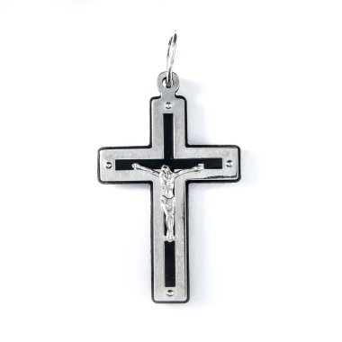 Çapraz elmas kolye kolye beyaz arka planda izole edilmiş