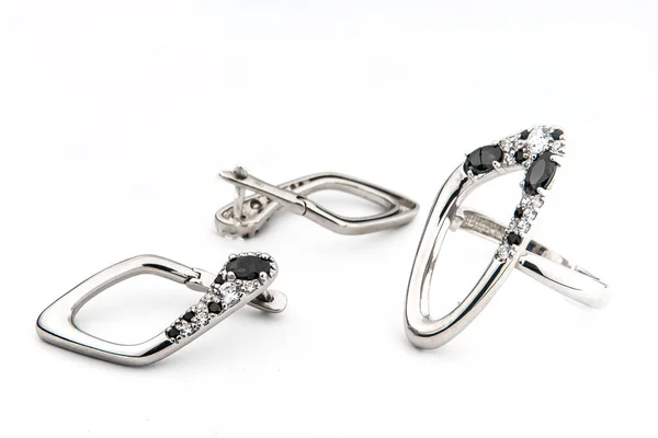 ミニマルなスタイルで結晶とシルバージュエリーコレクション イヤリング銀ネックレスの銀セット — ストック写真