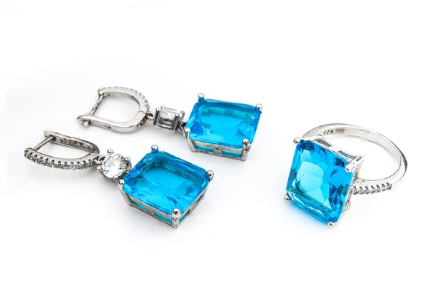 Minimalizm tarzında kristalleri olan gümüş mücevher koleksiyonu. Gümüş küpe, gümüş kolye.