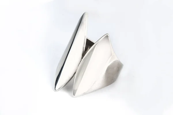 シルバーミニマリズムダイヤモンドリング独立したホワイトの背景 — ストック写真