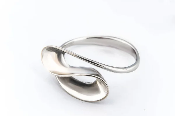 Stříbrný Diamantový Prsten Izolované Bílé Pozadí Stříbrné Šperky Módní Prsten — Stock fotografie