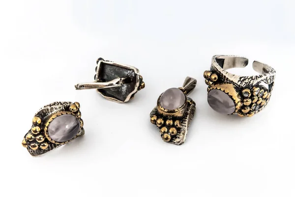 ホワイトゴールドリング ダイヤモンド付きネックレスイヤリングのエレガントなジュエリーセット 宝石をセットしたシルバージュエリー 製品静物画 — ストック写真