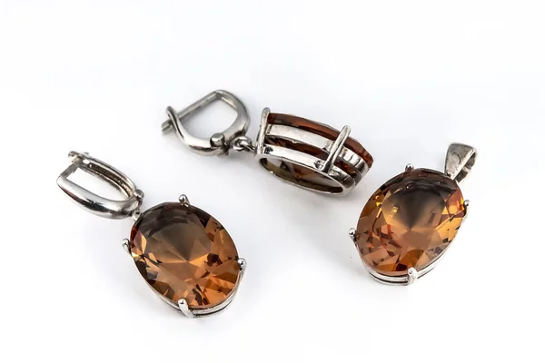 ホワイトゴールドリング ダイヤモンド付きネックレスイヤリングのエレガントなジュエリーセット 宝石をセットしたシルバージュエリー 製品静物画 — ストック写真