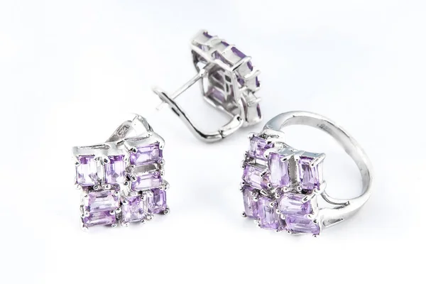 精美的珠宝套装 白色的金戒指 项链耳环和钻石 镶嵌宝石的银制珠宝 产品静物概念 — 图库照片