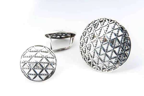 Zarif bir mücevher seti, pırlantalı kolye küpeleri. Gümüş mücevherler ve değerli taşlar. Ürün hala hayat konsepti