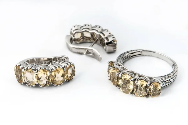 Κομψό Σετ Κοσμημάτων Από Λευκό Χρυσό Δαχτυλίδι Σκουλαρίκια Κολιέ Διαμάντια — Φωτογραφία Αρχείου
