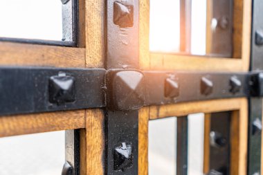 Seçici odak, mavi gökyüzüne karşı eski metal kafes çitinin dokusu, çit örgüsü, örgü arka plan, hücre. Yüksek kalite fotoğraf