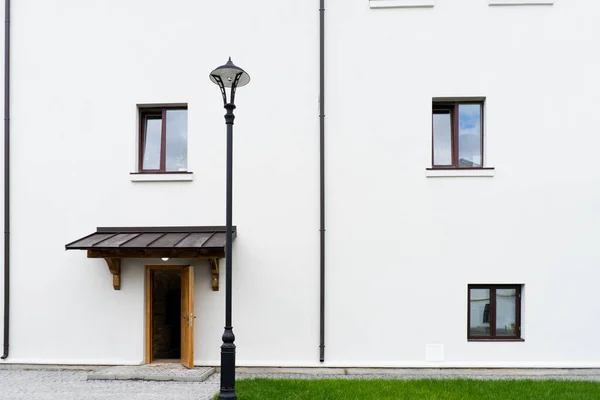 Casa Diseño Moderno Hormigón Blanco Con Grandes Ventanales Césped Verde — Foto de Stock