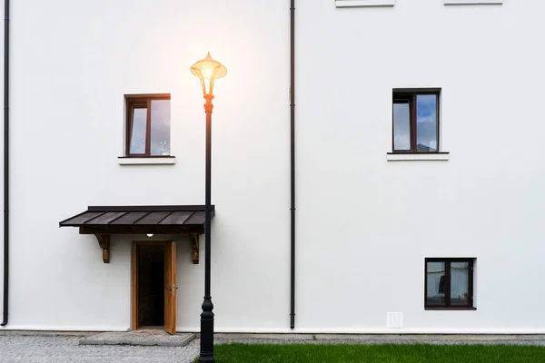 Casa Diseño Moderno Hormigón Blanco Con Grandes Ventanales Césped Verde — Foto de Stock