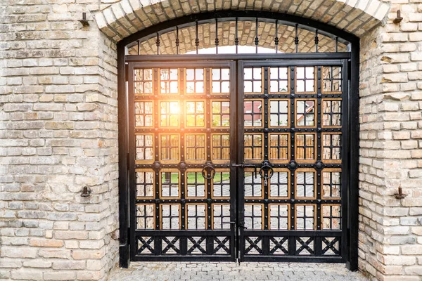 Красивые Средневековые Деревянные Ворота Каменной Аркой Старом Выветренном Здании — стоковое фото