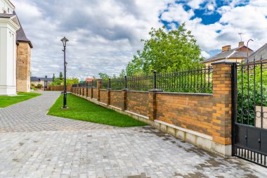 Üniversitenin güzel öğrenci binalarının yeşil, güneşli avlusu bir yaz günü.