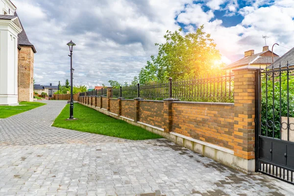 Üniversitenin güzel öğrenci binalarının yeşil, güneşli avlusu bir yaz günü.