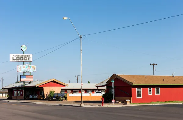 Винтажные здания вдоль исторического шоссе 66 в Холбруке, Аризона, США — стоковое фото