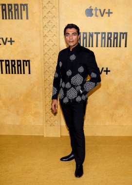 Los Angeles, CA, 3 Ekim, Alyy Khan, The Regency Bruin Theatre 'da Apple Shantaram' ın ilk gösterimine katıldı.