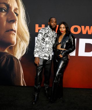 Los Angeles, ABD - 11 Ekim 2022: Kimberly Paigion Walker (R) ve konuk, TCL Çin Tiyatrosu 'nda düzenlenen 