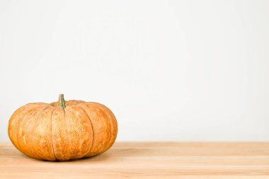 Ahşap bir masa üzerinde bir kabak