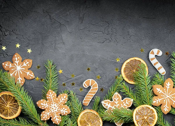 Tannenzweige Lebkuchen Orange Und Konfetti Auf Dunklem Hintergrund — Stockfoto