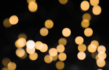 Koyu arkaplanda sarı bokeh