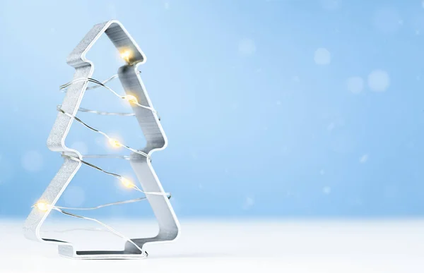 Ausstecher Form Eines Weihnachtsbaums Auf Hellblauem Hintergrund — Stockfoto