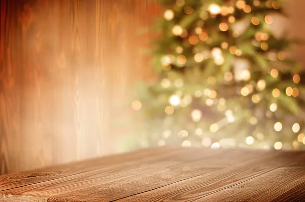 Ön planda ahşap masa, arka planda noel ağacı.