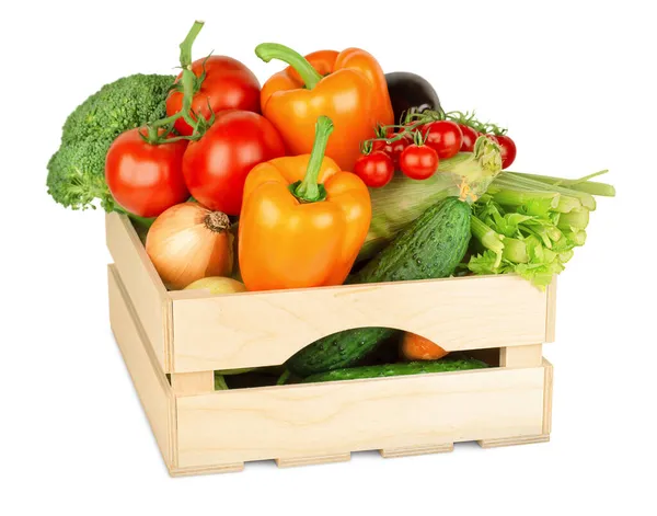 Деревянная Коробка Свежесобранными Овощами Белом Изолированном Фоне — стоковое фото