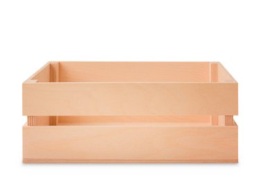 Beyaz arka planda izole edilmiş sandık. ön görünüm.