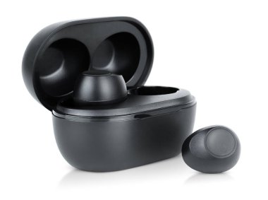 kablosuz kulaklıklar ve beyaz izole arka planda şarj cihazlı çanta, yan görünüm