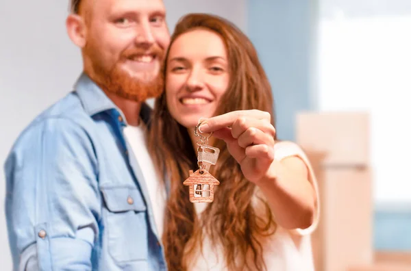 Happy Couple Holding Keys New House — Stock Photo, Image