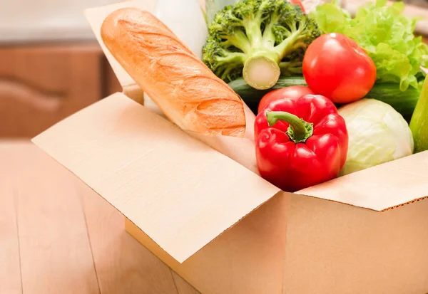 Caja Cartón Con Comestibles Una Mesa Madera — Foto de Stock