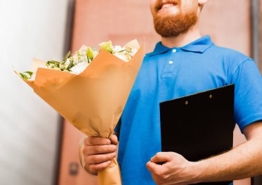 Bir buket çiçekli kurye, eve teslim.