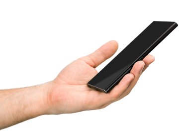Beyaz arka planda izole edilmiş akıllı bir telefon tutan erkek el, yarım yamalak bir görüntü.