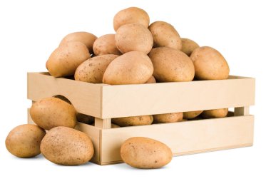 Beyaz arka planda patates hasadı olan sandık.