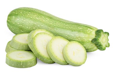 İzole edilmiş beyaz arka planda kesilmiş sebze iliği dilimleri.