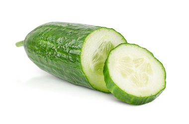 Beyaz bir arka planda yarım ve bir dilim salatalık.