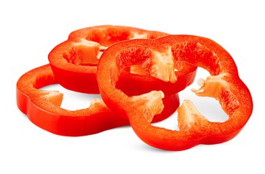 Üç dilimlenmiş kırmızı dolma biber beyaz izole bir arka planda.