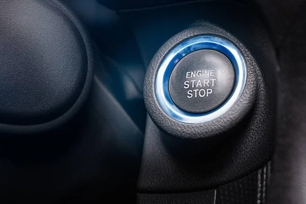 按钮启动停止在车内黑暗的背景 免版税图库照片