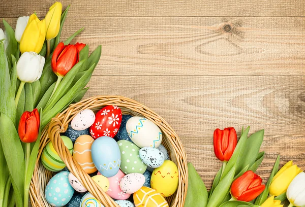 Panier Osier Avec Oeufs Pâques Tulipes Printemps Sur Une Table — Photo