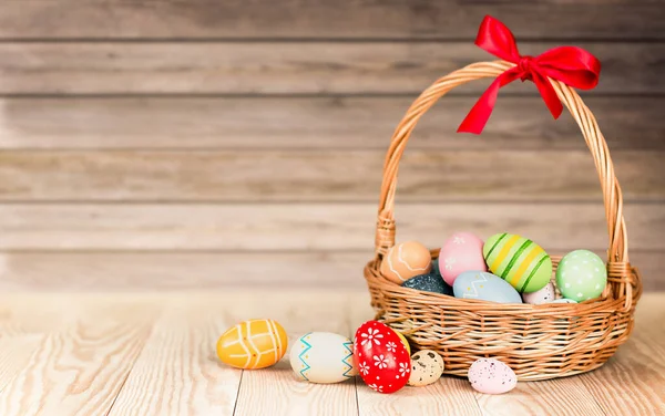 Œufs Pâques Dans Panier Osier Sur Une Table Bois — Photo