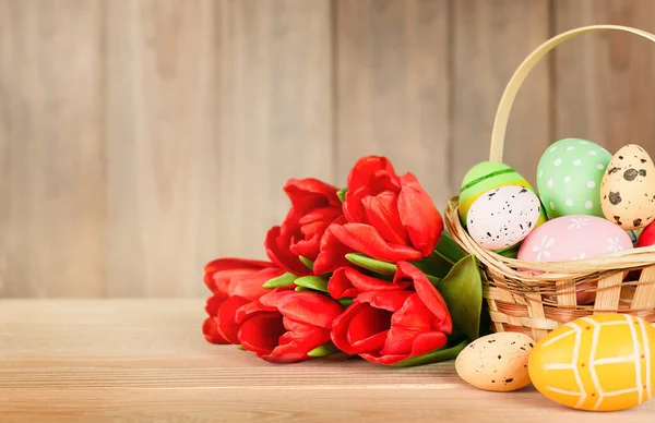 Panier Avec Des Œufs Pâques Bouquet Tulipes Rouges Sur Une — Photo