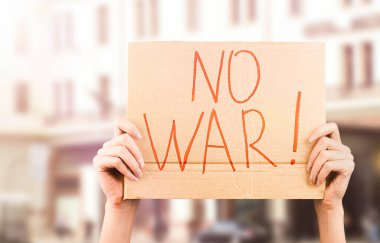 Binaların arka planında 