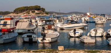 Eylül 2016 'da Hvar adasındaki Sveta Nedilja köyündeki limanda motorlu tekne..