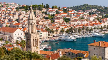 Hırvatistan 'ın Hvar adasındaki Hvar kasabasının güzel manzarası Ağustos 2016' da Hvar 'da.