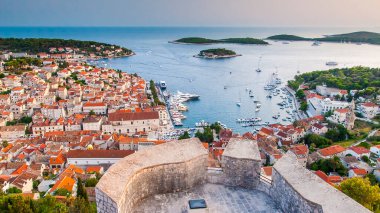 Hırvatistan 'ın Hvar adasındaki Hvar kasabasının güzel manzarası Eylül 2016' da Hvar 'da.