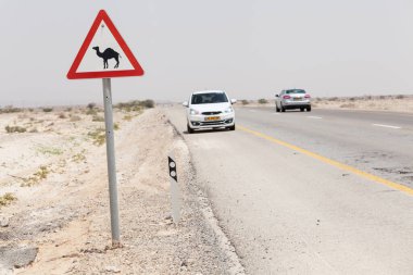 NAGEV, ISRAEL - CIRCA MAYIS 2018: Nagev Çölü boyunca yol manzarası Mayıs 2018.