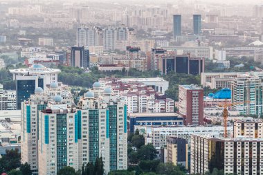 ALMATY, KAZAKHSTAN - CIRCA HAZİRAN 2017: Kazakistan 'daki Almaty şehrinin bir panoraması Haziran 2017' de Almaty 'de.