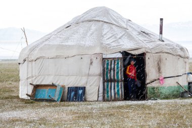 SONG KUL, KYRGYZSTAN - CIRCA Haziran 2017: Song Kul yüksek dağlarındaki kamplardan birinin çocukları Kırgızistan 'ın Tian Shan Dağları' nda Haziran 2017 'de Song Kul.
