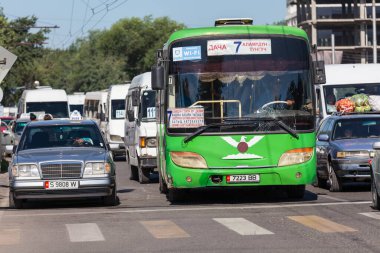 BISHKEK, KYRGYZSTAN - CIRCA HAZİRAN 2017: Kırgızistan Bişkek 'in başkentinin kalabalık sokaklarının görüntüsü Haziran 2017 Bishkek' te.