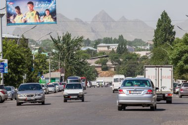 OSH, KYRGYZSTAN - CIRCA JUNE 2017: Kırgızistan 'ın güneyindeki Fergana Vadisi' nde Haziran 2017 'de yer alan Osh caddelerindeki en büyük ikinci şehir.